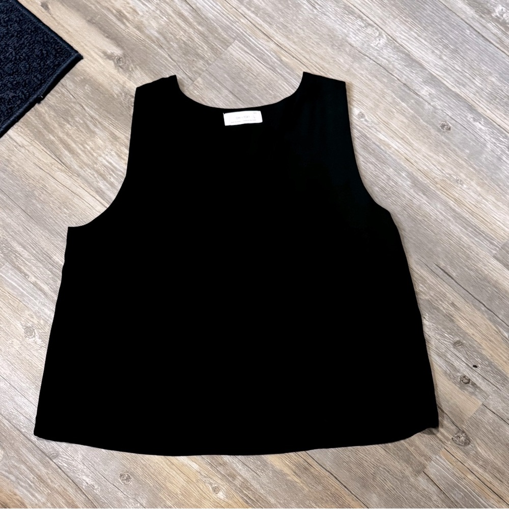Like new condition. 
V neck style